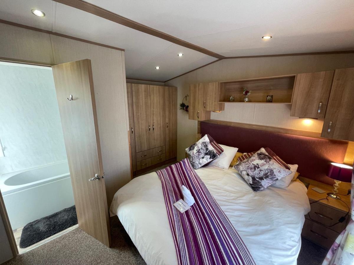 Lakeside Retreat 2 With Hot Tub, Private Fishing Peg Situated At Tattershall Lakes Country Park Esterno foto
