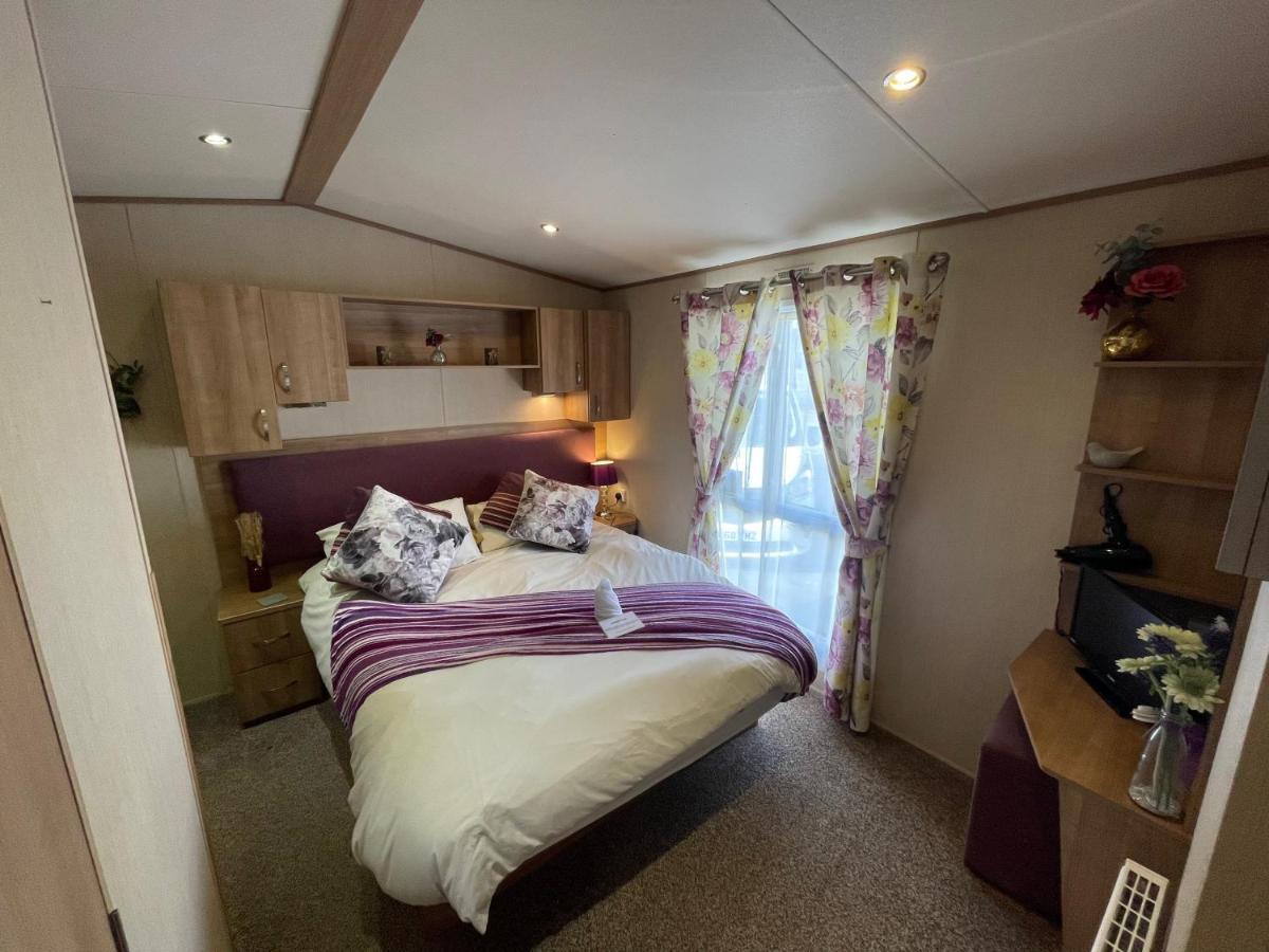 Lakeside Retreat 2 With Hot Tub, Private Fishing Peg Situated At Tattershall Lakes Country Park Esterno foto