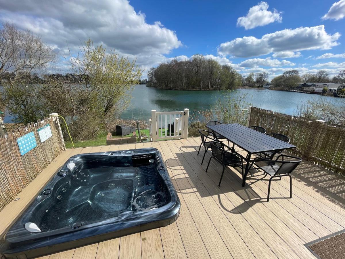 Lakeside Retreat 2 With Hot Tub, Private Fishing Peg Situated At Tattershall Lakes Country Park Esterno foto