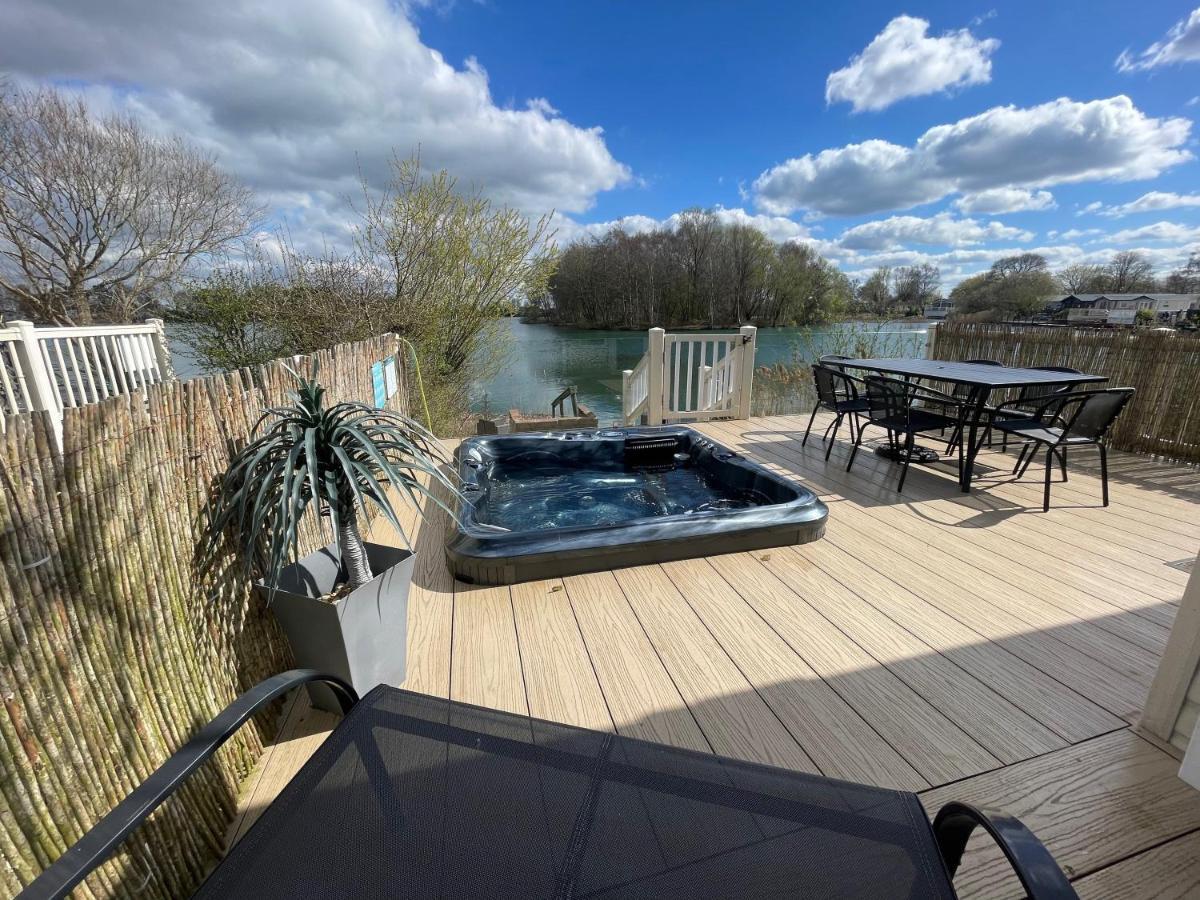 Lakeside Retreat 2 With Hot Tub, Private Fishing Peg Situated At Tattershall Lakes Country Park Esterno foto