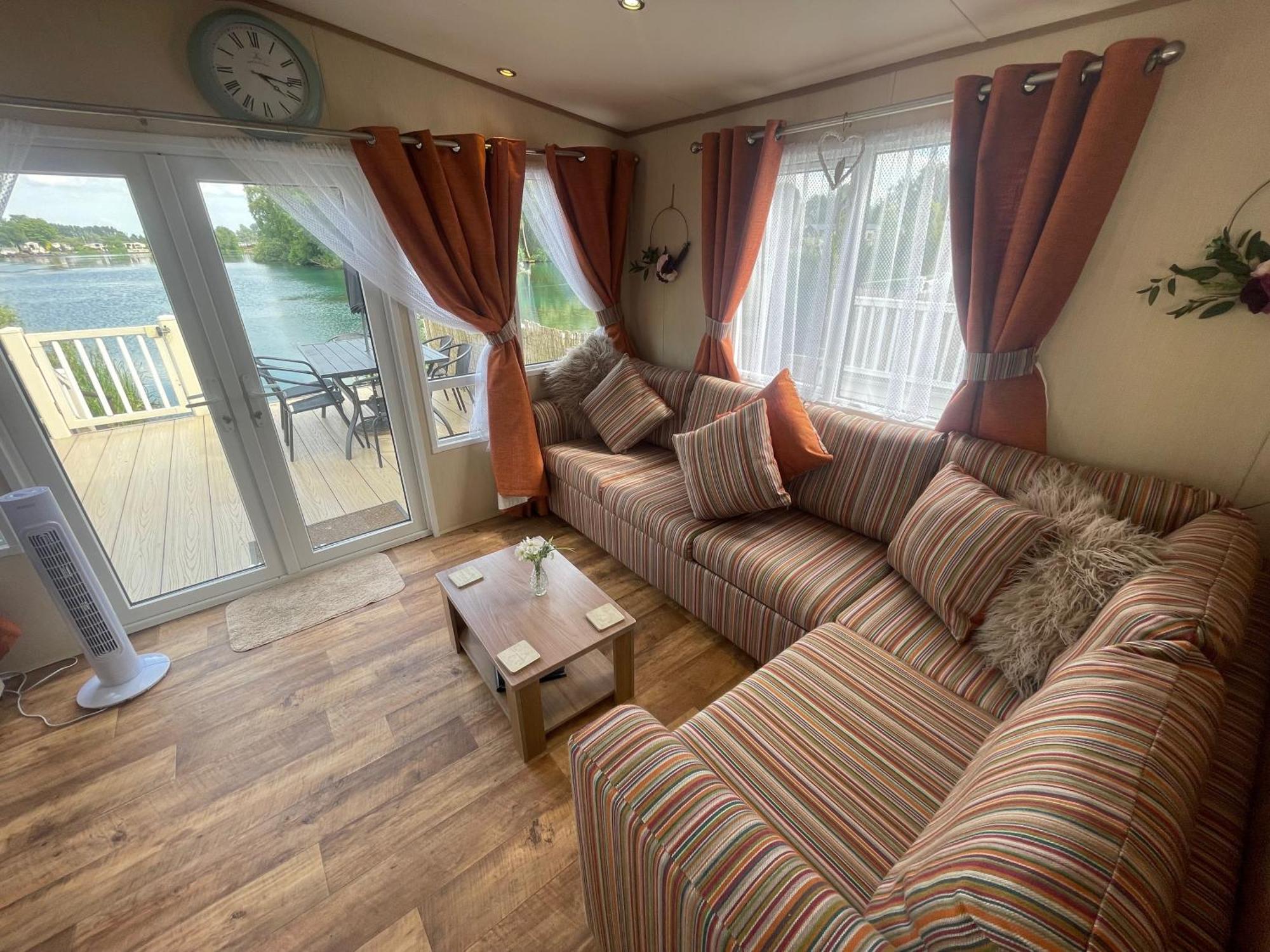 Lakeside Retreat 2 With Hot Tub, Private Fishing Peg Situated At Tattershall Lakes Country Park Esterno foto