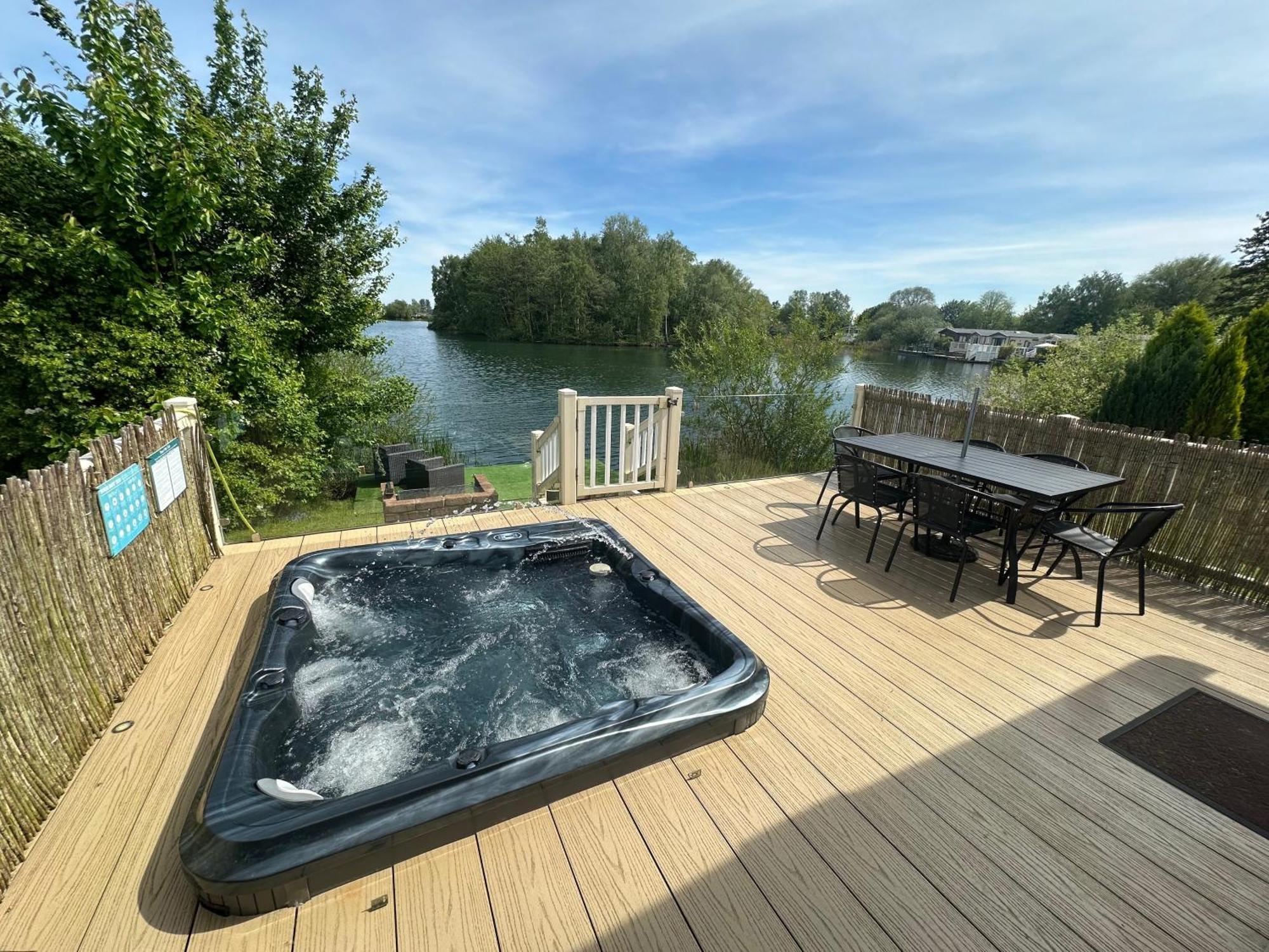 Lakeside Retreat 2 With Hot Tub, Private Fishing Peg Situated At Tattershall Lakes Country Park Esterno foto